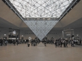 Elias Koch * Sanduhr mit Zeit und Licht- Paris Eingang des Louvre Museums
