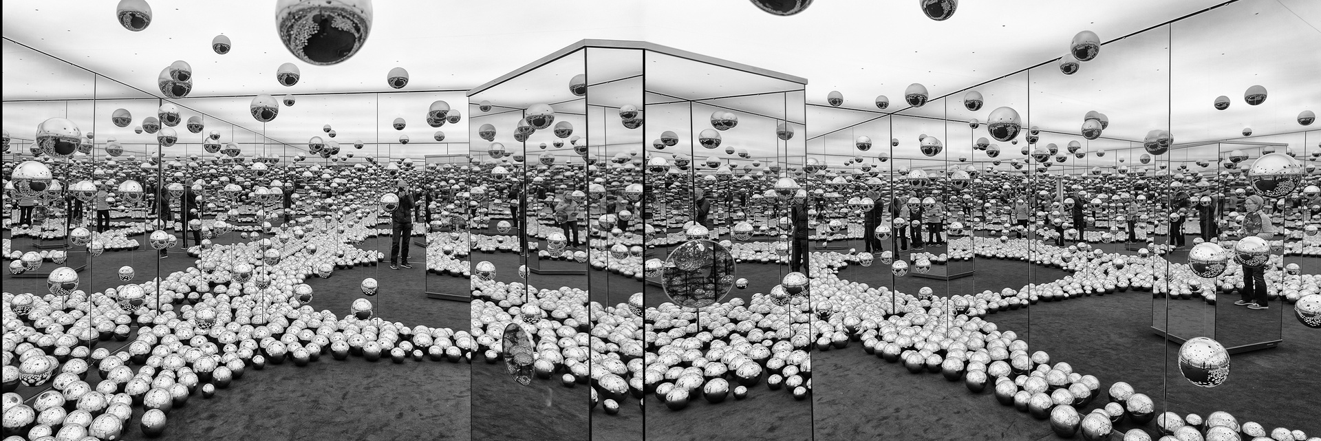 Infinity Mirror Room