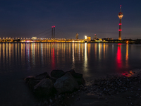 Düsseldorfer Rhein bei Nacht