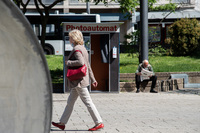 Tasche, Schuhe und der Photoautomat