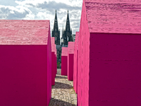 Hausskulpturen in Köln Deutz. * Eigentümer Jürgen Guhlke